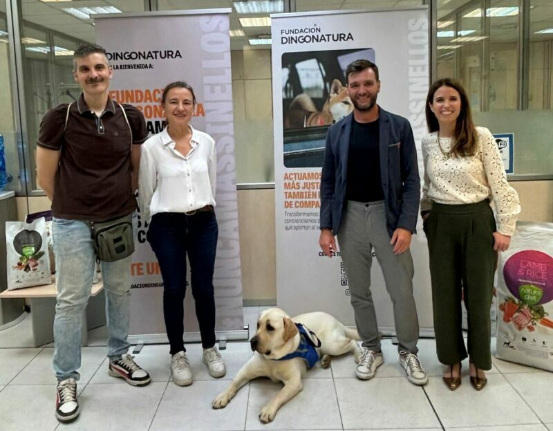 Fundación Dingonatura firma un convenio para apoyar a Buñuelo, el perro de servicio que acompaña a Dídac